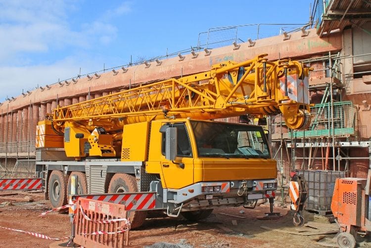 Differences Between Boom Trucks and Cranes