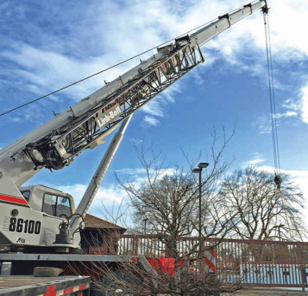 What are the advantages of a hydraulic crane