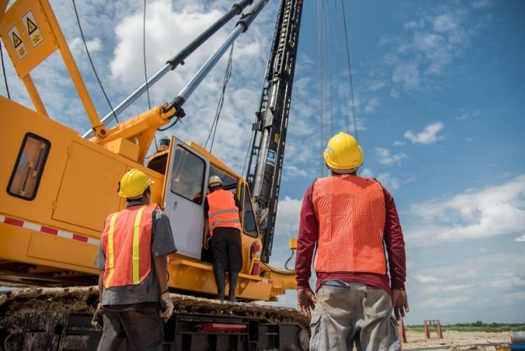 Top Reasons To Rent Your Construction Cranes
